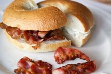bagel crispy bacon